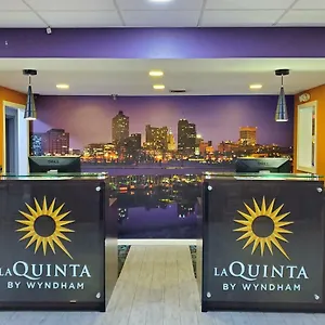 La Quinta By Wyndham Airport Graceland Hotel